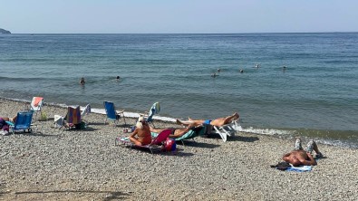 Yaz Bitmesine Ragmen Plajlar Dolu