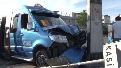 Atasehir'de IETT Otobüsü Ve 2 Minibüs Birbirine Girdi Açiklamasi 1 Yarali