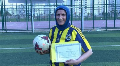 Diyarbakırlı Azize'nin yeni hayali: Antrenörlük için 53 yaşında diploma aldı