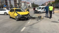 Hafif Ticari Araç Ile Ticari Taksi Çarpisti Açiklamasi 2 Yarali