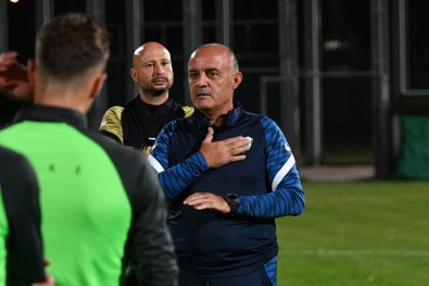 Bursaspor'un Yeni Teknik Direktörü Özcan Bizati Ilk Idmanina Çikti