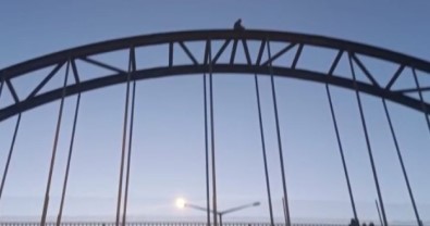 17 Yasindaki Genç Sevgilisi Terk Ettigi Için Otoyol Köprüsünden Atladi