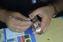 28 Yildir Saatlere Ayar Veriyor