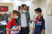 Baskan Tanis Sampiyon Karatecileri Kabul Etti