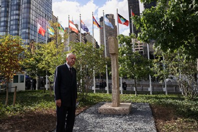 Cumhurbaşkanı Erdoğan BM bahçesinde sergilenen Göbeklitepe dikilitaş replikasını ziyaret etti