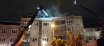 Eyüpsultan'da Bir Binanin Çatisi Alev Alev Yandi, Mahalle Sakinleri Sokaga Döküldü