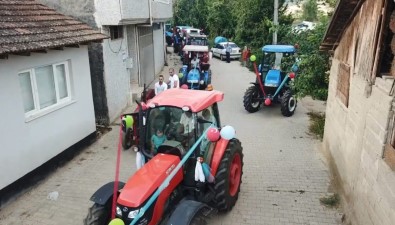 Traktörlerden Olusan Sünnet Konvoyu Dikkat Çekti