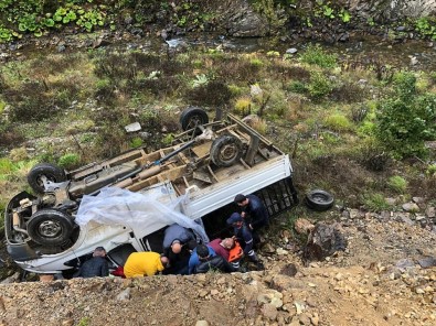 Yagmur Nedeniyle Kayganlasan Yolda Kontrolden Çikip Dereye Yuvarlandi Açiklamasi 2 Yarali