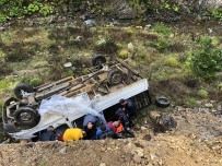 Yagmur Nedeniyle Kayganlasan Yolda Kontrolden Çikip Dereye Yuvarlandi Açiklamasi 2 Yarali