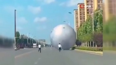 Çin’de kontrolden çıkan dev ay balonu otoyola girdi!