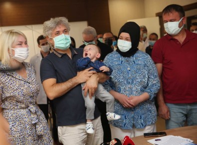 Rahim Nakliyle Dünyaya Gelen 'Ömer Özkan' Bebek, Nakli Gerçeklestiren Doktorun Kucaginda