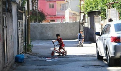 'Burası benim' dedi sokağın ortasına duvar ördü: Mahalleli hapis hayatı yaşıyor