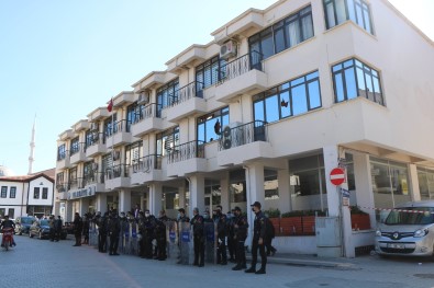 Belediyeyi Taslayan Vatandaslar 6,5 Saatlik Gergin Bekleyisin Ardindan Dagildi