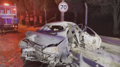 Beton Bariyerlere Çarpan Otomobil Alev Aldi Açiklamasi 1 Ölü, 1'I Agir 3 Yarali