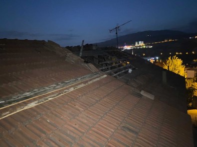 Evinin Çatisini Onarmak Isterken Düserek Yaralandi