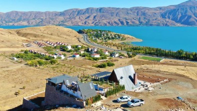 Göl Manzarali Bungalov Evler Elazig'in Turizmine Katki Saglayacak