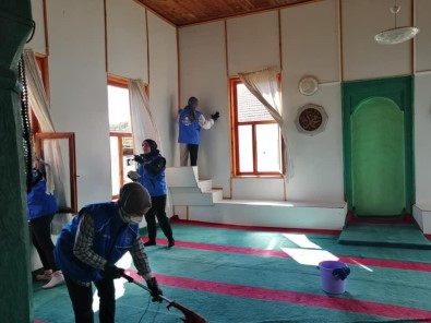 Gönüllü Gençler Cami Temizligi Yapti