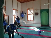 Gönüllü Gençler Cami Temizligi Yapti