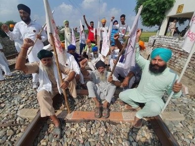 Hindistan'da Çiftçiler Yeni Tarim Yasasini Protesto Etti
