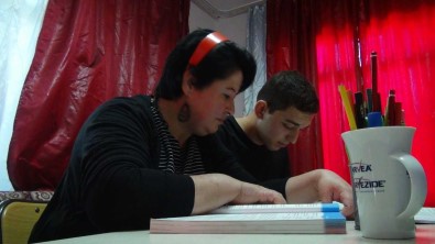 Okulu Birakan Oglunu Tesvik Etti, Anne Ogul Beraber Lise Diplomasi Aldi