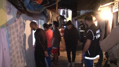 Sokak Ortasinda Uyusturucu Satisi Yapan Sahislara Polis Baskini