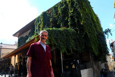 Tarihi Kahvehane 25 Yildir Sarmasikla Kapli