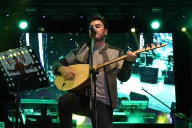 Ünlü Sanatçi Mustafa Ceceli Diyarbakir'da Sevenleri Ile Bulustu