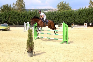 Yarismacilarin Engel Atlama Yarislarindaki Performansi Nefes Kesti