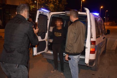 Malatya'da Gasp Ettikleri Araçla Polisten Kaçarken Kaza Yapan Süpheliler Kiskivrak Yakalandi