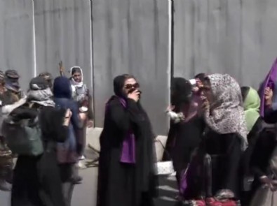 Ve Taliban biber gazını keşfetti! Afgan kadınlar sokakta...