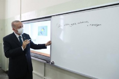 Başkan Erdoğan'dan tahtaya dikkat çeken yazı! Yeni eğitim öğretim yılı böyle başladı
