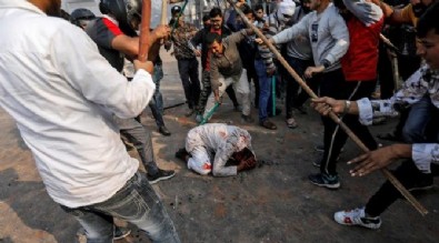 Hindistan'da Müslümanlara zulüm! Kemerle dövüp, mezarlığa saldırdılar...