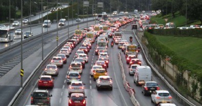 İstanbul'da okullar açıldı! Trafik yoğunluğu yüzde 62'yi gördü