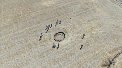 Konya'dan sonra şimdi Ankara'da! Buğday tarlasının ortasındaki ‘obruk’ korkuttu: Büyümeye devam edecek