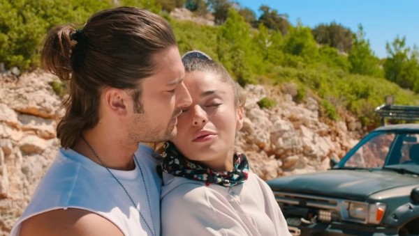 Alp Navruz ile Ayça Ayşin Turan aşk mı yaşıyor? Alp Navruz ile Ayça Ayşin Turan’dan Aşk Pozları