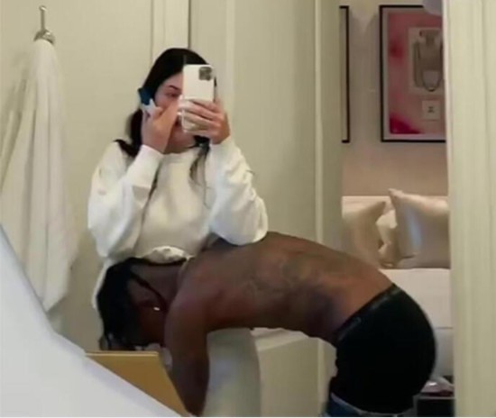 KYLİE JENNER HAMİLE Mİ?  KYLİE JENNER’DEN HAMİLELİK AÇIKLAMASI GELDİ