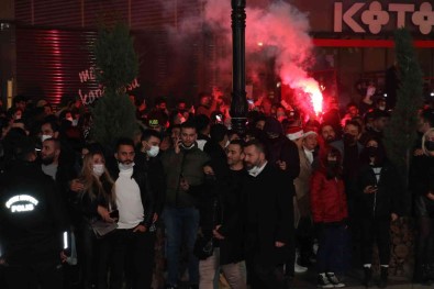 Ankara'da Vatandaslar Yilbasini Kizilay'da Kutladi