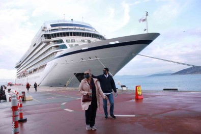 Kusadasi'na 2022 Sezonunun  Ilk Kruvaziyer Gemisi Geldi