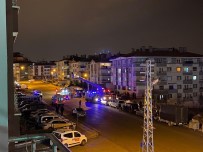 Ankara'da Hirsizlik Süphelisi Evine Gelen Polis Ekiplerinden Kaçmak Isterken Apartman Bosluguna Sikisti