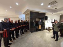 Baskan Asgin Fotograf Çekti, Gazeteciler Sergiyi Açti