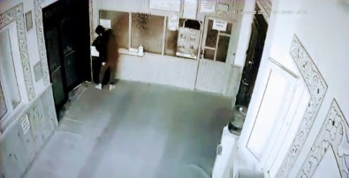 Caminin Yardim Kutusundan 400 TL Çalan Sahis Yakalandi
