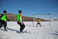 Donan Göl Üzerinde Futbol Maçi
