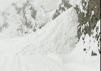 Hakkari'de Belde Yoluna 4 Ayri Çig Düstü