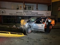 Kontrolden Çikan Otomobil Park Halindeki Minibüse Çarpti, Minibüs 40 Metre Ileri Firlayip Duvara Çarpti