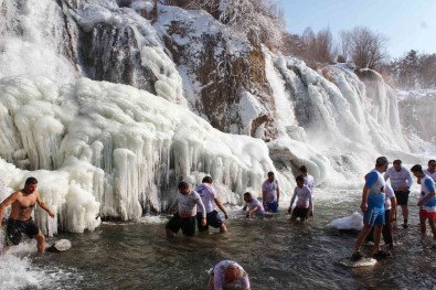 Muradiye Selalesi'nde Yüzme Keyfi