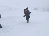 Okul Müdürü Ögrencisini Sirtinda Tasidi