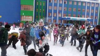 Polislerle Ögrencilerin Kar Topu Savasi