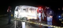 Refüje Çarparak Takla Atan Minibüs Karsi Seride Geçti Açiklamasi 1 Ölü, 1 Yarali