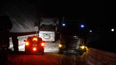 Yüksekova-Van Karayolunda 20 Tir Mahsur Kaldi