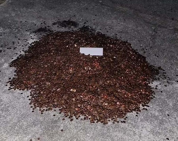 Son maaşını 91 bin bozuk parayla ödedi, bir de küfürlü not bıraktı!